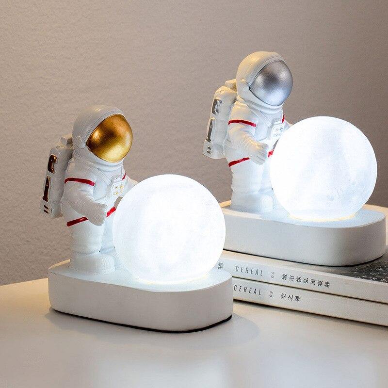 The Astronaut Moon Lamp - Royal Moon Lamp